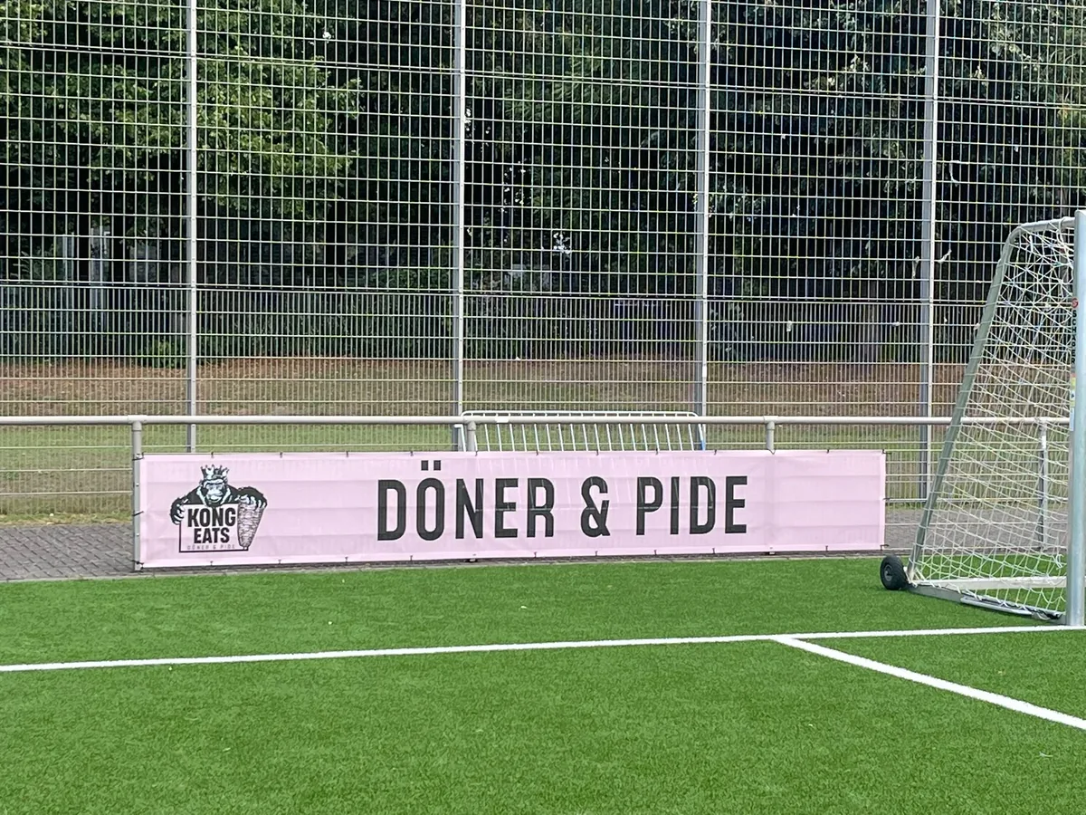 KongEats-Bande am Spielfeldrand