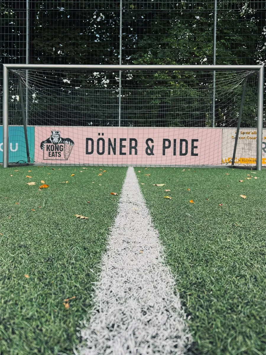 Tor mit KongEats-Bande auf dem Platz der 1. Jugend-Fußball-Schule Köln